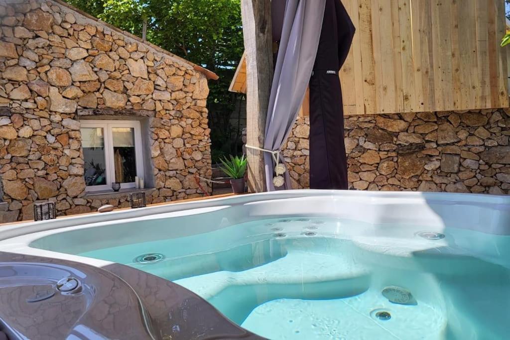 L'antre deux Pierres, spa, détente et romantisme Bouyon Exterior foto